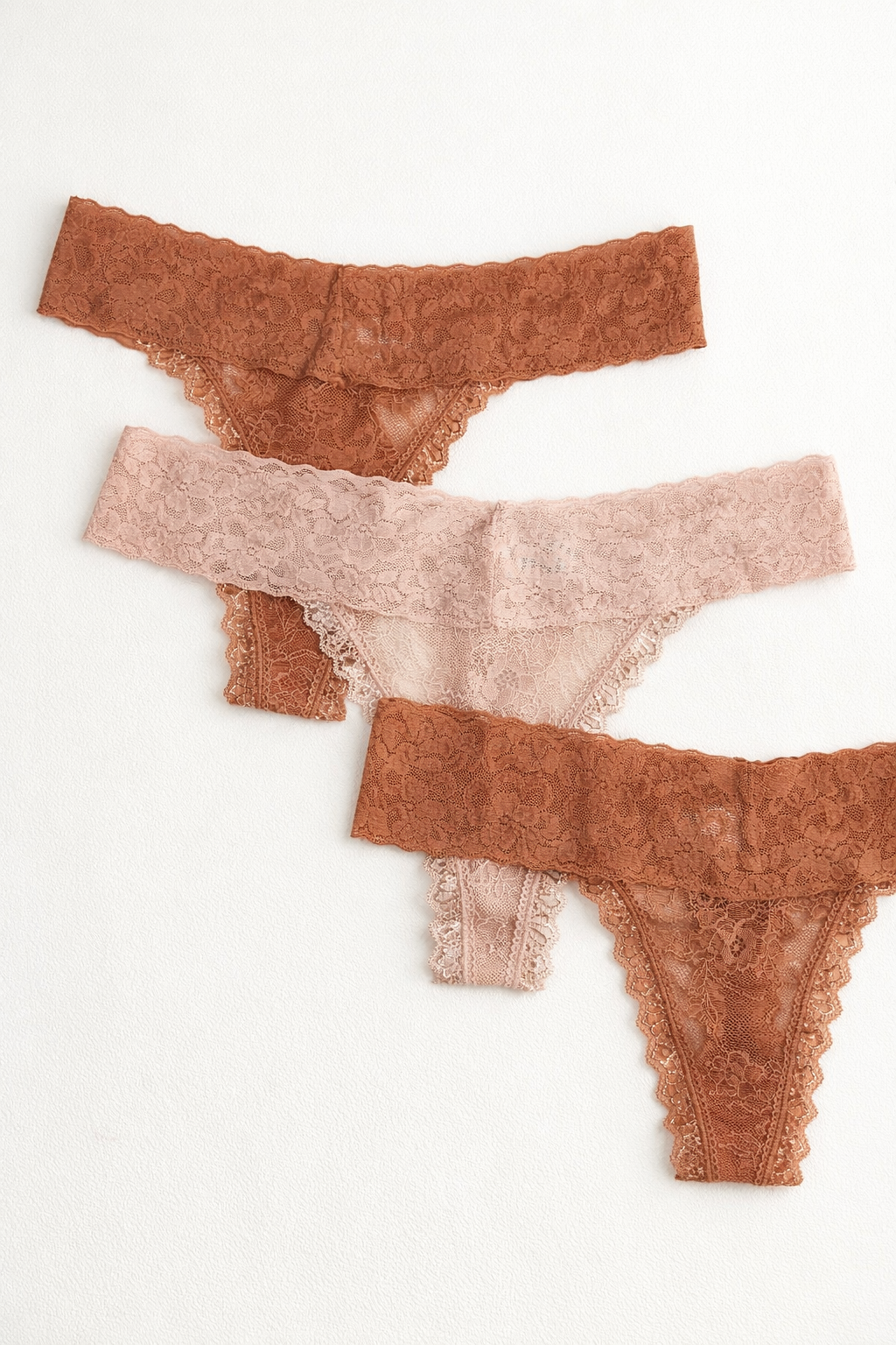Lot de 3 strings en dentelle – Taille unique extensible (S à 2XL) | Confort & féminité au quotidien